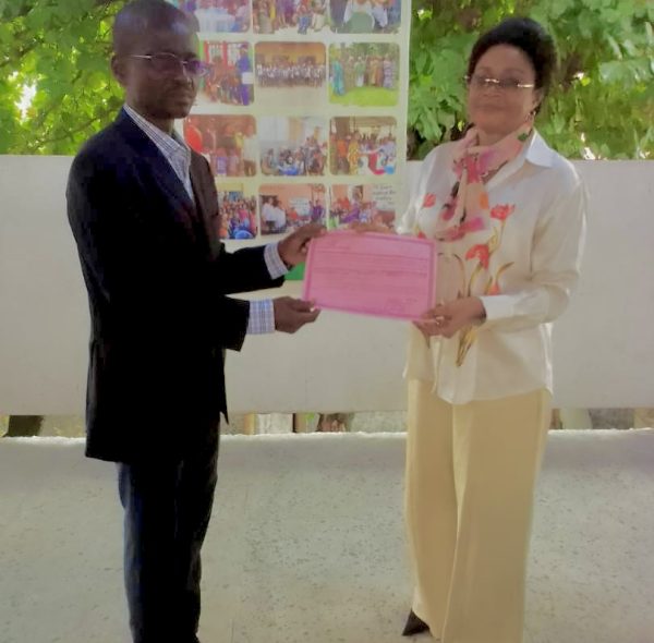 La remise du Certificat par Mr. Michel Kandjali du Secrétariat Général du Ministère de Gère et Famille