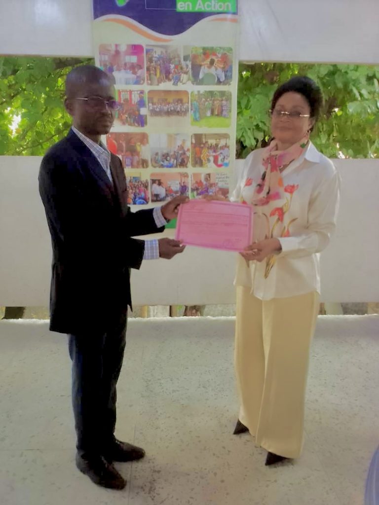 La remise du Certificat par Mr. Michel Kandjali du Secrétariat Général du Ministère de Gère et Famille