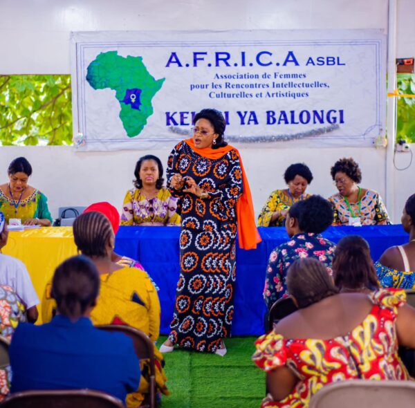 La matinée d’échanges avec les mamans de Camp Luka ayant suivi les cours d’alphabétisation dans notre Centre. Lieu : Siège Social d’A.F.R.I.C.A à Bandal, le 26/03/2024