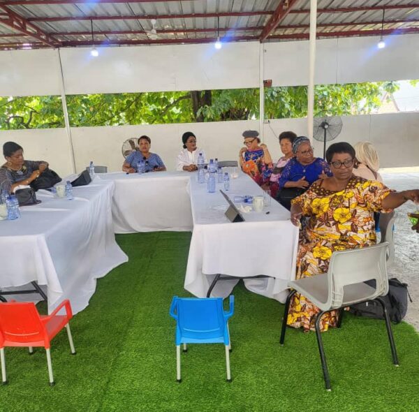 Réunion statutaire du 26 mars 2024 tenue au siège de Bandal pour les préparatifs de la célébration du mois de la femme avec les mamans de Camp Luka formées au Centre d’alphabétisation d’A.F.R.I.C.A.