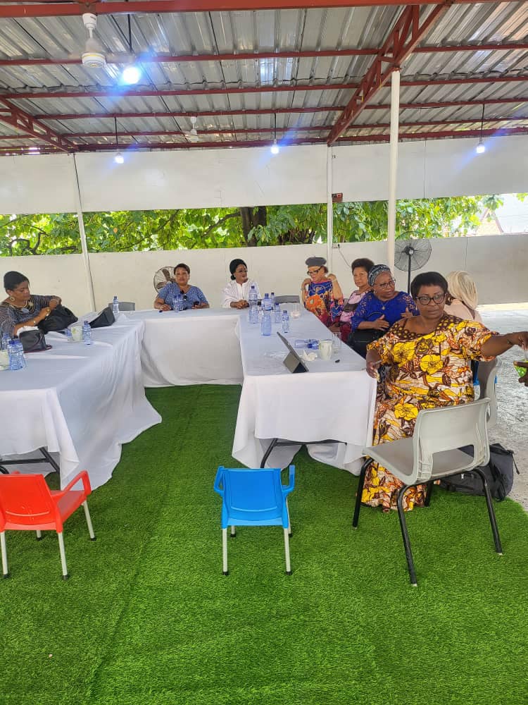 Réunion statutaire du 26 mars 2024 tenue au siège de Bandal pour les préparatifs de la célébration du mois de la femme avec les mamans de Camp Luka formées au Centre d’alphabétisation d’A.F.R.I.C.A.